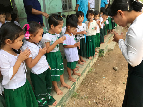 フッ素洗口をするミャンマーの子どもたち